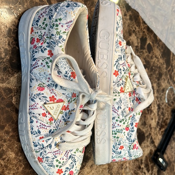 8001 women’s Guess tennis shoe size 8 - Picture 4 of 7